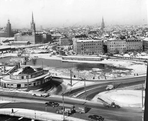 Vy över Gamla stan och Slussen i Stockholm 1956. Bilar, vinter, snö, Kolingsborg 1956-03-12 (c) Aftonbladet IBL Bildbyra * * * EXPRESSEN OUT * * * AFTONBLADET 5600 Stockholm Sverige Sverige x2512x *** View of Old Town and Slussen in Stockholm 1956 Cars, winter, snow, Kolingsborg 1956 03 12 c Aftonbladet IBL Bildbyra EXPRESSEN OUT AFTONBLADET 5600 Stockholm Sweden Sweden x2512x  Copyright: xAftonbladet TTx SLUSSEN STOCKHOLM