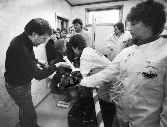 ARCHIVE ÖSTHAMMAR 1986 04 28 The decontamination team at Forsmark, led by Eero Mattilainen, measures possible radioactivity on the employees clothes in connection with a suspected leak of radiation from one of Forsmarks nuclear power react  Copyright: xErichxStering DN TTx FORSMARK TJERNOBYLOLYCKAN
