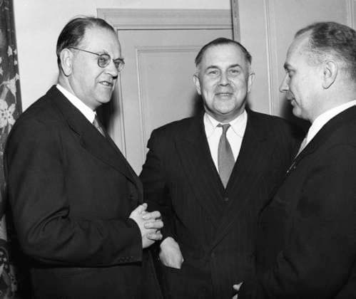 ARKIV 19560508 Sovjetunionens Sverige ambassadör Konstantin Rodionov (mitten) och ryska delegationen ledare Volkov (th) i ett möte med Sveriges Statsminister Tage Erlander (tv) pa Solliden 8:e maj 1956. STOCKHOLM SVERIGE x192x *** ARCHIVE 19560508 Soviet Ambassador to Sweden Konstantin Rodionov center and Russian delegation leader Volkov right in a meeting with Swedish Prime Minister Tage Erlander at Solliden on May 8, 1956 STOCKHOLM SWEDEN x192x  Copyright: xcarlxErikxSandströmx xTTx x ERLANDER-RODIONOV-VOLKOV