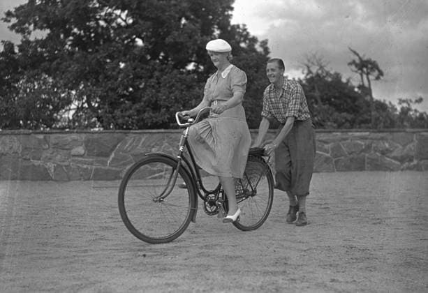 GÖTEBORG 1946-08-06. Kvinna lär sig cykla medan en man haller i pakethallaren. *** Local Caption *** Krep Lada 2009-09 GÖTEBORG SVERIGE x2524x *** GÖTEBORG 1946 08 06 Woman learns to ride a bicycle while a man is in the warehouse Local Caption Krep Lada 2009 09 GÖTEBORG SWEDEN x2524x  Copyright: xKamerareportage TTx KVINNA PA CYKEL