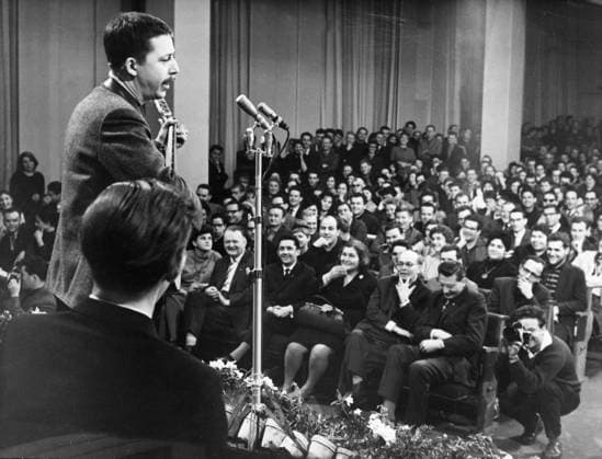 Orig. caption... Young read their poems in honor of 6th SED Party Congress to a very interested audience in the Berlin Humboldt-University on Jan. 8th 1963. Nearly a thousand mainly young people listened to the interesting works sitting in the hall, on the gallery, on the window-boards, standing along the walls. Note Poets Poetry Troubadours Laughter Aulor Singers Biermann,Wolf, b. 1936, German writer, and wise poet CD139 persons: Wolf Biermann sites: BERLIN; EAST GERMANY sp_sw x5600x *** Orig caption Young read their poems in honor of 6th SED Party Congress to a very interested audience in the Berlin Humboldt University on Jan 8th 1963 Nearly a thousand mainly young people listened to the interesting works sitting in the hall, on the gal  Copyright: xXxXxXx BIERMANN, WOLF