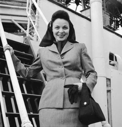 Juni 1947 Göteborg Skadespelerskan och sangerskan Ulla Sallert aker med Svenska Lloyds Suecia *** Local Caption *** GP KAMERAREPORTAGE x2524x *** June 1947 Gothenburg actress and singer Ulla Sallert sails with Svenska Lloyds Suecia Local Caption GP KAMERAREPORTAGE x2524x  Copyright: xKamerareportage TTx
