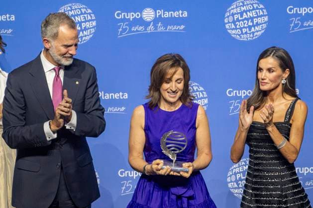 Entertainment Themen der Woche KW42 Entertainment Bilder des Tages 73rd Planeta Novel Prize Gala The winner of the Planeta Prize, Paloma Sánchez Garnica c , during the 73rd Planeta Novel Prize Gala, at the Museu Nacional d Art de Barcelona MNAC , on October 15, 2024, in Barcelona, Catalunya Espana The 73rd Planeta Novel Prize is awarded today in a literary evening that will commemorate the 75th anniversary of Grupo Planeta The Planeta Novel Prize is endowed with 1 million euros for the winner and 200,000 euros for the finalist work, and 1,070 original works have been submitted, from which 10 finalists have been selected 15 OCTOBER 2024 PLANETA NOVEL PRIZE LITERATURE PLANETA CATALONIA WINNER Lorena Sopê Barcelona Catalunya Catalunya Barcelona Catalunya Espana  Copyright: xLorenaxSopÃªnax 6277409