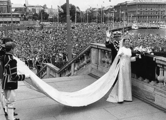 STOCKHOLM 1976-06-19 King Carl Gustaf of Sweden and Queen Silvia (then Miss Silvia Renate Sommerlath) on their wedding day June 19, 1976. **** Bröllopet. Kung Carl XIV Gustaf gifter sig med Silvia Sommerlath i Storkyrkan i Stockholm den 19 juni 1976. Efter kortege och batfärd hyllas kungaparet av folkmassorna utanför Slottet. STOCKHOLM SVERIGE ttexport x15x *** STOCKHOLM 1976 06 19 King Carl Gustaf of Sweden and Queen Silvia then Miss Silvia Renate Sommerlath on their wedding day June 19, 1976 The wedding King Carl XIV Gustaf marries Silvia Sommerlath in Storkyrkan in Stockholm on June 19, 1976 After the cortege and baton ride, the royal couple is greeted by the crowds outside the Palace STOCKHOLM SWEDEN ttexport x15x  Copyright: xLeifxEngbergx KUNGABRÖLLOP