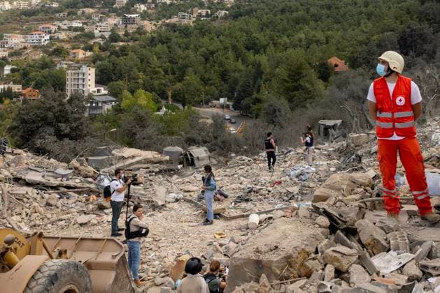 Bilder des Jahres 2024, News 10 Oktober News Themen der Woche KW42 News Bilder des Tages October 15, 2024, Aitou, Lebanon: Journalist report on the rubble after an Israeli attack leveled a residential building housing displaced people on October 15, 2024 in Aitou, Lebanon. The Lebanese Red Cross medics continued collecting pieces of body parts from the rubble after the attack killed at least 22 people and wounded six. Three people are still missing. Israel repeatedly bombs residential areas, including two strikes on October 10 in central Beirut at night that killed at least 22 people and injured 100 according to Lebanese officials. Israel continues to threatening civilians to evacuate areas or they could be killed. More than a million people are currently displaced. Aitou Lebanon - ZUMAc244 20241015_zip_c244_023 Copyright: xDanielxCardex