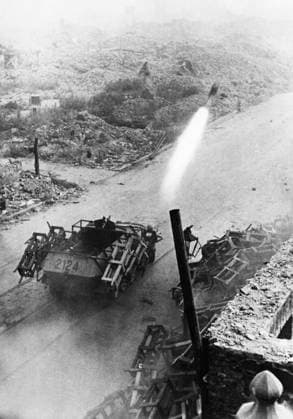 Orig. caption... AUFSTAND IN WARSCHAU A thick dust cloud liegt über Warschau. Die Nester der Aufständischen wurden von den mercermunglos zuschlagenden deutschen Grenadieren und Artilleristen dem Erdboden gleichgemacht. A Schützenpanzerwagen mit Abwurfvorrichtung für Werfergranaten ist aufgefahren und fuert auf die auf kleinsteum Raum zusammengedränken Aufständischen. Note Warsaw Uprising 1944 - the Polish Home Front uprising against the Germans started when Soviet troops approached the city. Uprising CD89 sites: POLAND; WARSAW sp_sw x5600x *** Orig caption UPRISING IN WARSAW A thick dust cloud lies over Warsaw The nests of the insurgents have been razed to the ground by the German grenadiers and artillerymen who have struck without  Copyright: xXxXxXx THE WARSAW Uprising