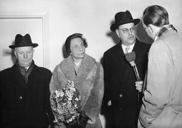 Orig. caption... The Swedish delegation that visited Russia arrived in Bromma on Wednesday morning. In the picture, the prime minister is interviewed mainly because of the Wallenberg case. Beside him his wife Aina and Minister of the Interior Hedlund. Note. Feldreich? interviewing Note. Interviews CD240 persons: GUNNAR HEDLUND;AINA ERLANDER;TAGE ERLANDER sites: SOVIET UNION*;SWEDER sp_sw x5600x *** Orig caption The Swedish delegation that visited Russia arrived in Bromma on Wednesday morning In the picture, the prime minister is interviewed mainly because of the Wallenberg case Beside him his wife Aina and Minister of the Interior Hedlund Note Feldreich interviewing Note Interviews CD240 persons GUNNAR HEDLUND AINA ERLANDER TAGE ERLANDER  Copyright: xXxXxXx ERLANDERS HOME FROM THE SOVIET UNION