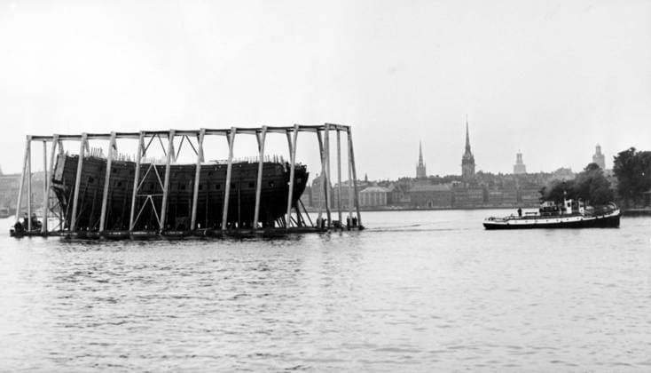 Orig caption WASA WAS MOVED DURING WEDNESDAY TO ANOTHER DOCK Note Regal ship Vasa Salvage sites SWEDEN STOCKHOLM sp sw x5600x  Copyright: xXxXxXx SALVAGE OF VASA