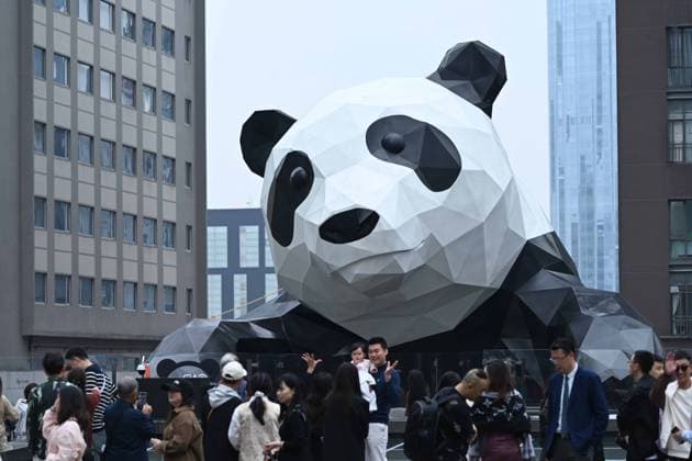 News Themen der Woche KW42 News Bilder des Tages Wall-climbing Giant Panda Sculpture in Chengdu CHENGDU, CHINA - OCTOBER 15, 2024 - People line up to take a photo with a 15-meter-high wall-climbing giant panda sculpture in Chengdu, Sichuan province, Oct 15, 2024. Chengdu Sichuan China  Copyright: xCFOTOx i1729033820491