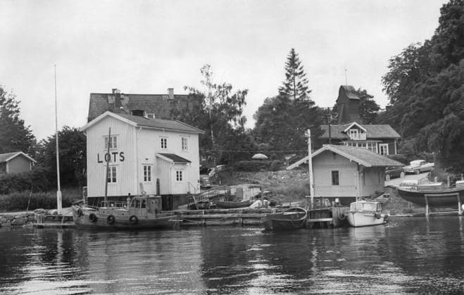 DALARÖ 19570823. Dalarö hamn i Stockholms skärgard. I hamnen ligger lotshuset och man kan ocksa se den gamla klockstapeln. DALARÖ SVERIGE SVERIGE x16x *** DALARÖ 19570823 Dalarö harbor in the Stockholm archipelago In the harbor is the pilot house and you can also see the old bell tower DALARÖ SWEDEN SWEDEN x16x  Copyright: xJonnyxGraanx xTTx x DALARÖ
