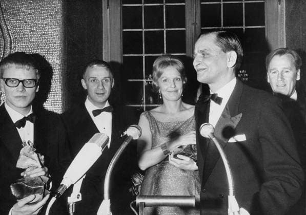 STOCKHOLM 1965-10. Note. Sv. The Film Institute s Guldbaggar is awarded by Olof Palme to fr. v. Leif Furhammar (film critic), Jarl Kulle, Eva Dahlbeck and Arne Sucksdorff. Note Politicians Prime Ministers Directors Smiles Prize givers Film stars Prize recipients Awards Prize giving CD229 persons: ARNE SUCKSDORFF;EVA DAHLBECK;JARL KULLE;LEIF FURHAMMAR;OLOF PALME sites: STOCKHOLM;SWEDINER Stockholm Sweden sp_sw x5600x *** STOCKHOLM 1965 10 Note Sv The Film Institute s Guldbaggar is awarded by Olof Palme to fr v Leif Furhammar film critic , Jarl Kulle, Eva Dahlbeck and Arne Sucksdorff Note Politicians Prime Ministers Directors Smiles Prize givers Film stars Prize recipients Awards Prize giving CD229 persons ARNE SUCKSDORFF EVA DAHLBECK JARL K  Copyright: xXxXxXx GOLD BAG DIVIDEND