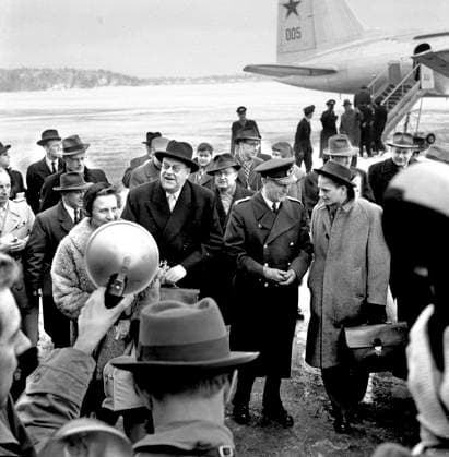 ARKIV 19560411 Statsminister Tage Erlander och hans fru Aina och Erlanders assistent Olof Palme ater pa Bromma flygplats i Stockholm efter det officiella besöket i Sovjetunionen 1956. Palme förhandlade med Chrusjtjev om kulturfragor da Erlander blev svart förkyld. Publicerad i Palme - ett liv i bilder. Stockholm Sverige x45x *** ARCHIVE 19560411 Prime Minister Tage Erlander and his wife Aina and Erlanders assistant Olof Palme ate at Bromma Airport in Stockholm after the official visit to the Soviet Union in 1956 Palme negotiated with Khrushchev on cultural issues when Erlander caught a cold Published in Palme a life in pictures Stockholm Sweden x45x  Copyright: xLASSExOLSSONx xTTx OLOF PALME SOVJETUNIONEN