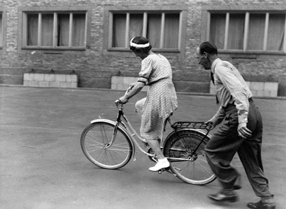 GÖTEBORG 1941-07-10. En man hjälper en kvinna att lära sig att cykla. *** Local Caption *** GT Lada 1941-02 GÖTEBORG SVERIGE x2524x *** GÖTEBORG 1941 07 10 A man helps a woman learn to ride a bicycle Local Caption GT Lada 1941 02 GÖTEBORG SWEDEN x2524x  Copyright: xKamerareportage TTx KVINNA LÄR SIG ATT CYKLA