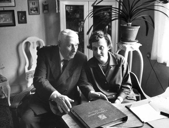 Barnboksförfattarinnan Astrid Lindgren är välkänd och älskad av barn över hela världen. Hennes populära figur Pippi Langstrump har översatts till omkring 70 sprak. Nyligen hade den första tecknade filmen om Pippi premiär i Stockholm. Astrid Lindgren har även vid ett flertal tillfällen visat prov pa sitt starka samhällsengagemang. Hon har alltid statt pa de svagas sida. Pa barnens sida gentemot de vuxna. I november 1997 fyller Astrid Lindgren 90 ar. Här ses hon besöka sin far Samuel August Ericsson hemma i Näs (förebilden till Bullerbyn) i Smaland. NÄS SVERIGE PB-KOD: 23 x23x *** Childrens author Astrid Lindgren is well known and loved by children all over the world Her popular character Pippi Longstocking has  Copyright: xFOLKExHELLBERGx ASTRID LINDGREN