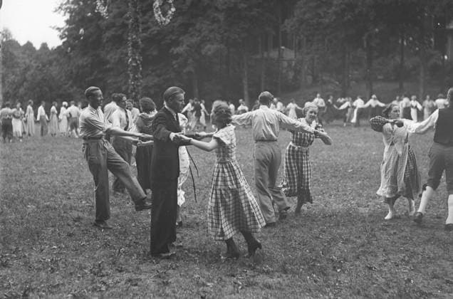 GÖTEBORG 1936-06-24. Midsommar pa Wendelsberg - Mölnlycke. *** Local Caption *** GT Lada 1936-juni-01 GÖTEBORG SVERIGE x2524x *** GÖTEBORG 1936 06 24 Midsummer on Wendelsberg Mölnlycke Local Caption GT Lada 1936 June 01 GÖTEBORG SWEDEN x2524x  Copyright: xKamerareportage TTx MIDSOMMARFIRANDE