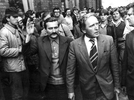 Seklet-80-politik 1980 - Lech Walesa pa väg till ett möte pa Leninvarvet i Gdansk. GDANSK POLEN x10x *** Century 80 politics 1980 Lech Walesa on his way to a meeting at the Lenin Shipyard in Gdansk GERMAN POLAND x10x  Copyright: xJanxDeldenx