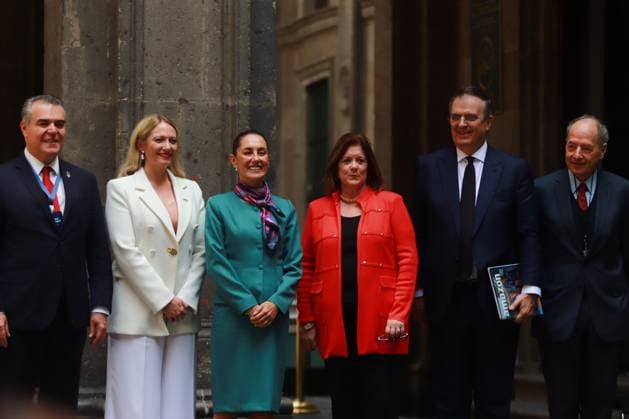 (L-R) President of the Business Coordinating Council (CCE) Francisco Alberto Cervantes DoÂ­az, executive director of Mexico Pacific Sarah Bairstow, president of Mexico Claudia Sheinbaum Pardo, President and CEO of the US Chamber of Commerce Suzanne Clark, Secretary of the Economy Marcelo Ebrard Casaubon, Chairman of the CEO Dialogue and Vice Chairman of the Global Board of Tenaris Guillermo Vogel during a press conference after the High Level Summit between U.S. and Mexican business leaders and entrepreneurs, at National Palace. on October 15, 2024 in Mexico City, Mexico. Mexico City Mexico - ZUMAe321 20241015_zia_e321_003 Copyright: xCarlosxSantiagox