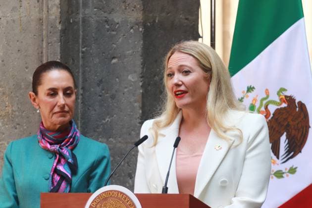 President of Mexico, Claudia Sheinbaum Pardo and executive director of Mexico Pacific Sarah Bairstow during a press conference after the High Level Summit between U.S. and Mexican business leaders and entrepreneurs, at National Palace. on October 15, 2024 in Mexico City, Mexico. Mexico City Mexico - ZUMAe321 20241015_zia_e321_017 Copyright: xCarlosxSantiagox