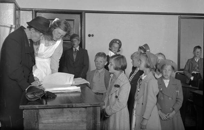 GÖTEBORG 1939-08-14. Nagra barn i tioarsaldern i en skolsal med sin lärare och även en kvinna iklädd förkläde. *** Local Caption *** GT Lada 1939-augusti-02 GÖTEBORG SVERIGE x2524x *** GÖTEBORG 1939 08 14 Some children of ten years old in a schoolroom with their teacher and also a woman wearing an apron Local Caption GT Lada 1939 August 02 GÖTEBORG SWEDEN x2524x  Copyright: xKamerareportage TTx SKOLBARN