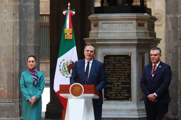 (L-R) President of Mexico, Claudia Sheinbaum Pardo, Marcelo Ebrard Casaubon, Secretary of the Economy, Francisco Alberto Cervantes DoÂ­az, president of the Business Coordinating Council (CCE) speaking during a press conference after the High Level Summit between U.S. and Mexican business leaders and entrepreneurs, at National Palace. on October 15, 2024 in Mexico City, Mexico. Mexico City Mexico - ZUMAe321 20241015_zia_e321_030 Copyright: xCarlosxSantiagox
