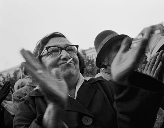 1968 - Rökande kvinna pa fotbollsmatch. Bild ur boken Händer av Expressenfotografen Jan Delden STOCKHOLM SVERIGE x10x *** 1968 Smoking woman at a soccer match Picture from the book Händer by Expressen photographer Jan Delden STOCKHOLM SWEDEN x10x  Copyright: xJANxDELDENx xTTx RÖKANDE KVINNA