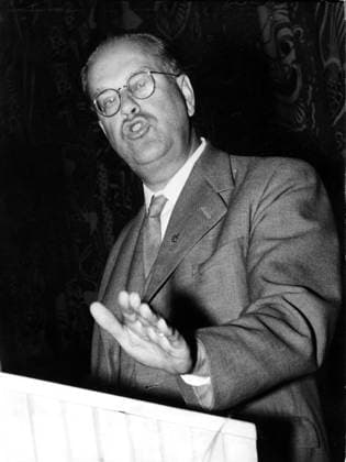 Statsminister Tage Erlander i talarstolen vid valdebatten pa Stadsteatern Erlander Tage politiker (s) statsminister Situation 1954 (c) Sydsvenskan IBL Bildbyra svenska politiker sp_sw x2503x *** Prime Minister Tage Erlander in the rostrum at the election debate at Stadsteatern Erlander Tage politician s Prime Minister Situation 1954 c Sydsvenskan IBL Bildbyra Swedish politicians sp sw x2503x  Copyright: x xSydsvenskanx xIBLxBildbyrax