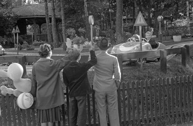 STOCKHOLM 1959-09-13. The Olin family on a Sunday outing at Skansen. Britta, Mats and Stig Olin watch and wave when Per and Lena drive a car on the Bilbanan. Report publ in RIR 40 59 pp. 16-17 Stockholm Sweden x5600x *** STOCKHOLM 1959 09 13 The Olin family on a Sunday outing at Skansen Britta, Mats and Stig Olin watch and wave when Per and Lena drive a car on the Bilbanan Report publ in RIR 40 59 pp 16 17 Stockholm Sweden x5600x  Copyright: xULFxSTRAHLE SVTx THE OLIN FAMILY AT SKANSEN