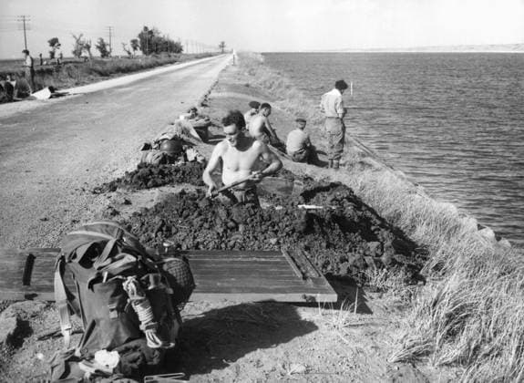 Orig. caption... PICTURES FROM PORT SAID. PICTURE RECEIVED TODAY FROM PORT SAID. Cpl. JOHN GRIMWOOD of Walworth, S.E.London, digs in on the bank of the Suez Canal at El Cap Station on the road to Ismailia. The Suez Canal is on the right. Note The Suez Canal, the world s longest canal for large ships, between the Mediterranean and the Red Sea. Bodywork Canals Suez Canal Bare torsos Corporals Military Rest Work Suez Crisis CD492 persons: JOHN GRIMWOOD sites: NORTH AFRICA; AFRICA; GREAT BRITAIN *; EGYPT sp_sw x5600x *** Orig caption PICTURES FROM PORT SAID PICTURE RECEIVED TODAY FROM PORT SAID Cpl JOHN GRIMWOOD of Walworth, S E London, digs in on the bank of the Suez Canal at El Cap Station on the road to Ismailia The Suez Canal is on the ri  Copyright: xx HE DIGS AT THE SUEZ CANAL
