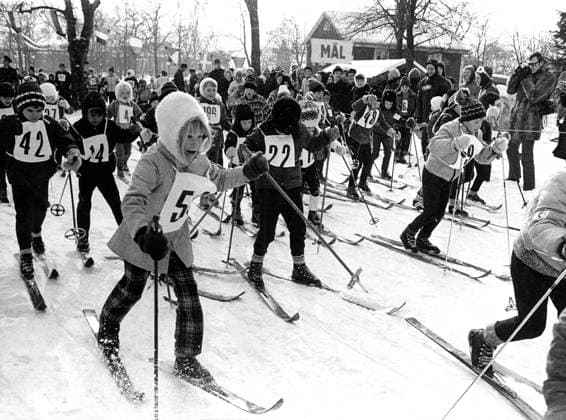 STOCKHOLM 1970-02-22. Barnens Vasalopp gick av stapeln pa Skansen igar. 150 barn fran Stockholm med omgivningar avslutade arets sportlov genom att delta i en spännande tävling, som gick mellan klockstaplar och allmogestugor Trängseln vid starten var lika stor som vid det riktiga Vasaloppet. Stockholm Sverige LIF x29x *** STOCKHOLM 1970 02 22 The Childrens Vasalopp took place at Skansen yesterday 150 children from Stockholm and the surrounding area ended the years sports vacation by participating in an exciting race that went between bell towers and cottages The crowds at the start were as big as at the real Vasalopp Stockholm Sweden LIF x29x  Copyright: xRolandxJansson DN TTx BARNENS VASALOPP 1970