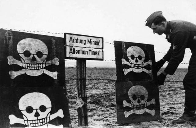 Orig. caption... ÜBERALL AM ATLANTIKWALL LAUERT DER TOD. An der Kanalküste hat er sich in den Sand, Ecker und Wiesen vergraben und ranst den Fein sofort an, falls es ihm gelüsten sollte, das Land zu betreten. PK.-Aufn.-Kriegsber.: Engelmann Anm. Warning signs Achtung Minen! Attention Mines! Skulls Barbed wire Atlantic Wall German defense line sp_sw x5600x *** Orig caption ÜBERALL AM ATLANTIKWALL LAUERT DER TOD An der Kanalküste hat er sich in den Sand, Ecker und Wiesen vergraben und ranst den Fein sofort an, falls es ihm gelüsten das Land zu betreten sollte PK Aufn Kriegsber Engelmann Anm Warning signs Achtung Minen Attention Mines Skulls Barbed wire Atlantic Wall German defense line sp sw x5600x  Copyright: xx THE ATLANTIC WALL