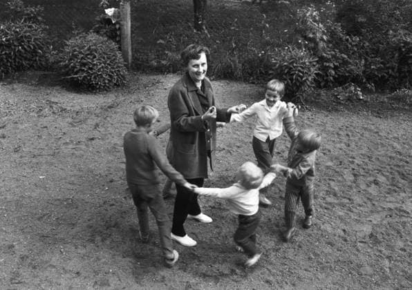 STOCKHOL 3 JULI 1961-Astrid Lindgren är älskad av barn över hela världen. Hennes populära figur Pippi Langstrump har översats till omkring 70 sprak. Nyligen hade den första tecknade filmen om Pippi premiär. 1997 fyller Astrid Lindgren 90 ar. Bilden: Astrid Lindgren och barn i Vimmerby. VIMMERBY SMALAND x23x *** STOCKHOL 3 JULY 1961 Astrid Lindgren is loved by children all over the world Her popular character Pippi Longstocking has been translated into about 70 languages Recently, the first cartoon about Pippi premiered In 1997, Astrid Lindgren turns 90 years old Astrid Lindgren and children in Vimmerby VIMMERBY SMALAND x23x  Copyright: xFolkexHellbergx ASTRID LINDGREN