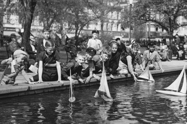 Barn ungdomar pojkar leker med modellbatar i dammen pa Gustav Adolfs Torg i Malmö maj 1942 (c) Sydsvenskan IBL Bildbyra Malmö Sverige 1940-tal, städer x2503x *** Children young boys playing with model boats in the pond on Gustav Adolfs Torg in Malmö May 1942 c Sydsvenskan IBL Bildbyra Malmö Sweden 1940s, cities x2503x  Copyright: xSydsvenskanx xIBLxBildbyraxSydsvenskanx xIBLxBildbyrax