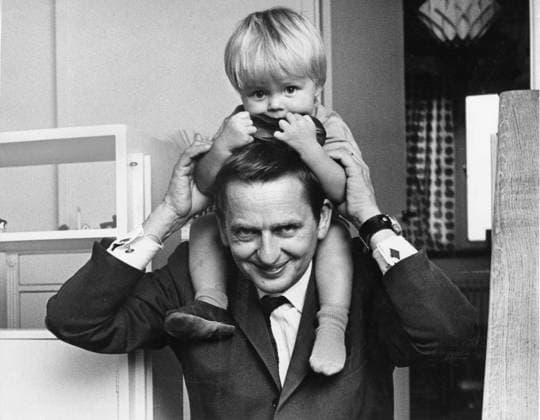 ARKIV 19690925 Olof Palme med sonen Mattias pa sina axlar i radhuset i Stockholmsförorten Vällingby den 25 september 1969. STOCKHOLM SVERIGE x10x *** ARCHIVE 19690925 Olof Palme with his son Mattias on his shoulders in the townhouse in the Stockholm suburb of Vällingby on September 25, 1969 STOCKHOLM SWEDEN x10x  Copyright: xJANxDELDENx FAMILJEN PALME