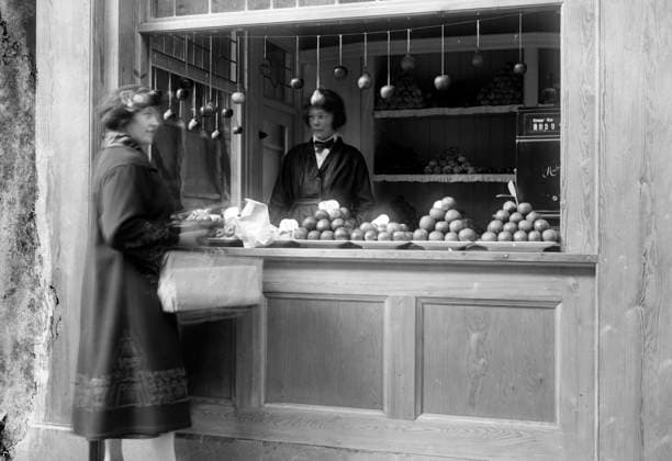 GÖTEBORG 1923-04-09. Kvinna ska handla i fruktkiosk - biträde. *** Local Caption *** KREP Lada 2012-08 GÖTEBORG SVERIGE x2524x *** GÖTEBORG 1923 04 09 Woman to shop in fruit kiosk assistant Local Caption KREP Lada 2012 08 GÖTEBORG SWEDEN x2524x  Copyright: xKamerareportage TTx KVINNA VID FRUKTKIOSK
