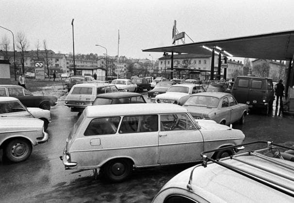 IMAGO History, Ölpreiskrise 1973 ARKIV 1974-01-06 Langa bilköer vid bensinstationen pa Brommaplan i Stockholm för att hamstra bensin redan pa söndagen 6:e januari 1974 inför bensinransoneringen som införs tisdagen 8:e januari. Under oljekrisen da OPEC-länderna vägrar att exportera olja till stater som hjälpt Israel i oktoberkriget. Stockholm Sverige x5x *** ARCHIVE 1974 01 06 Long queues at the gas station at Brommaplan in Stockholm to stock up on gasoline already on Sunday, January 6, 1974 before the gasoline rationing introduced on Tuesday, January 8 During the oil crisis when OPEC countries refuse to export oil to states that helped Israel in the October war Stockholm Sweden x5x  Copyright: xIngemarxBerlingx xTTx x BENSINRANSONERING