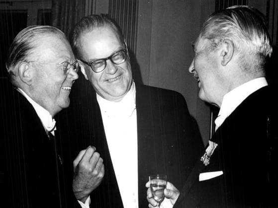Stockholm, Sverige 1963-08-09 Bertil Kugelberg, direktör för Svenska Arbetsgivareföreningen och statsminister Tage Erlander (S) i samtal med Storbritanniens premiärminister Harold Macmillan STOCKHOLM SVERIGE x12014x *** Stockholm, Sweden 1963 08 09 Bertil Kugelberg, Director of the Swedish Employers Association and Prime Minister Tage Erlander S in conversation with British Prime Minister Harold Macmillan STOCKHOLM SWEDEN x12014x  Copyright: xSvD TTx KUGELBERG-ERLANER-MACMILLAN