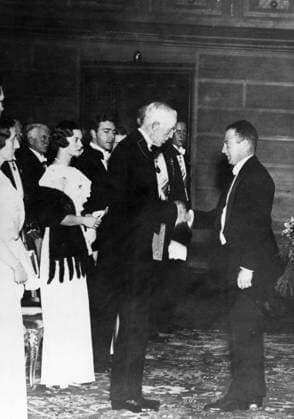 STOCKHOLM 1932-12. Orig. caption... DIE NOBEL-FEIERLICHKEIT. Professor Heisenberg receives the Preis aus der Hand des Königs. Note Nobel Prize in Physics 1932 persons: Werner Heisenberg ; Gustav V, King of Sweden ; Gustav Adolf, Prince of Sweden ; Sibylla, Princess of Sweden sites: USA* ; SWEDEN ; STOCKHOLM Stockholm Sweden sp_sw x5600x *** STOCKHOLM 1932 12 Orig caption DIE NOBEL FEIERLICHKEIT Professor Heisenberg receives the Preis aus der Hand des Königs Note Nobel Prize in Physics 1932 persons Werner Heisenberg Gustav V, King of Sweden Gustav Adolf, Prince of Sweden Sibylla, Princess of Sweden sites USA SWEDEN STOCKHOLM Stockholm Sweden sp sw x5600x  Copyright: xXxXxXx WERNER HEISENBERG