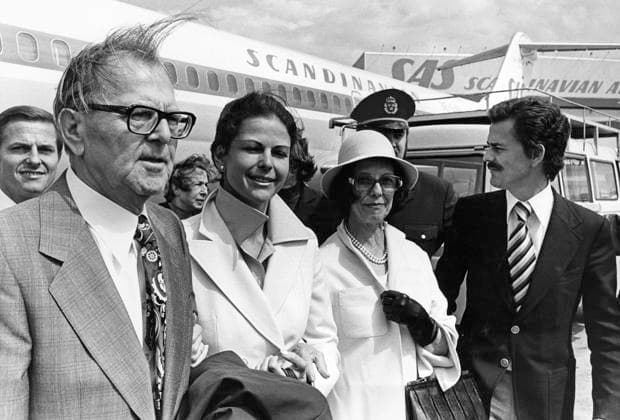 FILE STOCKHOLM 19760617. Silvia Sommerlath meets her parents Walther and Alice and her brother Joerg at Arlanda airport, two days ahead of her wedding to Swedish King Carl XVI Gustaf. STOCKHOLM SWEDEN ttexport x22x *** FILE STOCKHOLM 19760617 Silvia Sommerlath meets her parents Walther and Alice and her brother Joerg at Arlanda airport, two days ahead of her wedding to Swedish King Carl XVI Gustaf STOCKHOLM SWEDEN ttexport x22x  Copyright: xLASSExJANSSONx xEXPRESSENx SOMMERLATH