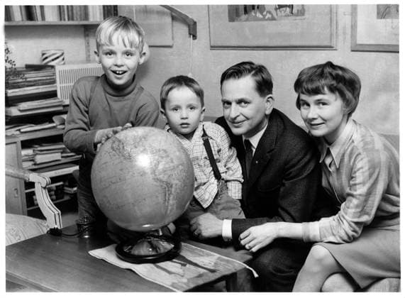 Olof Palme, politiker (S), statsminister fyller 40 ar, familjen Lisbeth Palme, psykolog barnpsykolog och sönerna Joakim Palme och Marten Palme gav honom en jordglob i present. 1967-01-30 (c) HALVARSSON LENNART Aftonbladet IBL * * * EXPRESSEN OUT * * * AFTONBLADET 5600 Stockholm Sverige politik sp_sw x2512x *** Olof Palme, politician S , Prime Minister turns 40 years, the family Lisbeth Palme, psychologist child psychologist and sons Joakim Palme and Marten Palme gave him a globe as a gift 1967 01 30 c HALVARSSON LENNART Aftonbladet IBL EXPRESSEN OUT AFTONBLADET 5600 Stockholm Sweden politics sp sw x2512x  Copyright: xHALVARSSONxLENNART Aftonbladet TTx Lisbeth Palme och Olof Palme