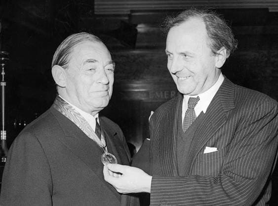 Orig. caption... FINNISH ARCHITECT HONOURED IN LONDON. Mr. Alvar Aalto, the famous Finnish architect, was presented with the Royal Gold Medal for Architecture at the Royal Institute of British Architects in London. This is the first time that a Finnish citizen has received this high award. PHOTO SHOWS: Mr. Alvar Aalto (left) is presented with the Royal Gold Medal by Professor J. Leslie Martin. Note Aalto, Alvar, 1898-1976, Finnish architect and designer CD130 persons: Alvar Aalto sites: FINLAND* ;LONDON ;UK sp_sw x5600x *** Orig caption FINNISH ARCHITECT HONORED IN LONDON Mr Alvar Aalto, the famous Finnish architect, was presented with the Royal Gold Medal for Architecture at the Royal Institute of British Architects in London This is the  Copyright: xXxXxXx ALTO, ALVAR