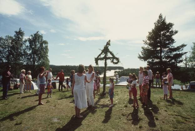 SVERIGE 1984 Midsommarfirande. Här dans kring midsommarstangen. Foto Ragnhild Haarstad SvD SCANPIX kod 30052 SVERIGE Midsommar x30052x *** SWEDEN 1984 Midsummer celebration Here dancing around the midsummer pole Photo Ragnhild Haarstad SvD SCANPIX code 30052 SWEDEN Midsummer x30052x  Copyright: xRagnhildxHaarstadx xTTx MIDSOMMAR