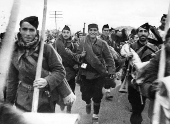Orig. caption... LA GUERRE CIVILE EN ESPAGNE - LA BATAILLE AUTOUR DE MADRID. Des renforts nationaux montent en ligne. Note Spanish Civil War - armed conflict between right-wing and left-wing forces in Spain 1936-39. The war began with a revolt against the incumbent Popular Front government. The right-wing forces (rebels), the Falange, with its leader General Franco, were supported by Italy and Germany. The government was supported by the left and volunteers from abroad in the International Brigade. sites: SPAIN sp_sw x5600x *** Orig caption LA GUERRE CIVILE EN ESPAGNE LA BATAILLE AUTOUR DE MADRID Des renforts nationaux montent en ligne Note Spanish Civil War armed conflict between right wing and left wing forces in Spain 1936 39 The war b  Copyright: xXxXxXx SPANISH CIVIL WAR