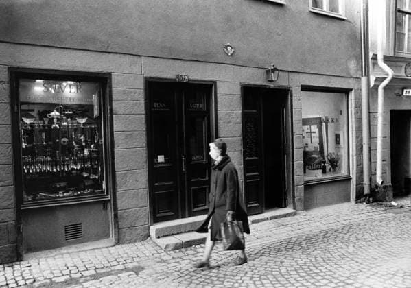 STOCKHOLM 1970-03-25. Kvinna gar förbi affär pa Köpmangatan 22 i Gamla Stan. Stockholm Sverige LIF x27x *** STOCKHOLM 1970 03 25 Woman walking past shop on Köpmangatan 22 in Gamla Stan Stockholm Sweden LIF x27x  Copyright: xLennartxIsaksson DN TTx STOCKHOLMSLIV 1970