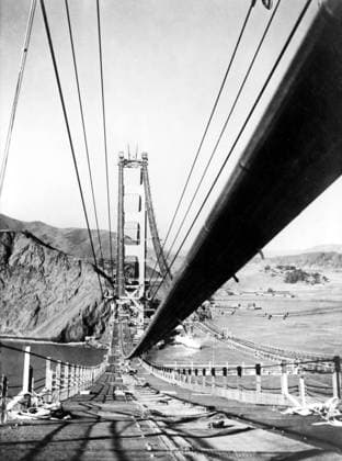 Orig. caption... DER KATZENGANG. Well, weil weil nur Katzen darauf laufen können, ohne von Schwindel befallen zu werden der Amerikan der den helfssäissigen Laufgang beim Bau einer Hängebrücke einen Katzengang. Dieser Katzengang ist nun ganz und garnicht für schwache Gemüter, denn er befindet sich an der wolsten und höchsten Hängebrücke der Welt der Golden Gate Brücke, die bei San Francisco gebaut wird. Note Shape Lines Heights sites: SAN FRANCISCO ;USA sp_sw x5600x *** Orig caption THE CAT WALK Well, because only cats can walk on it without getting dizzy, the American who built the helpless walkway during the construction of a suspension bridge called a cat walk This cat walk is not for the faint-hearted, because it is located o  Copyright: xXxXxXx GOLDEN-GATE BRIDGE