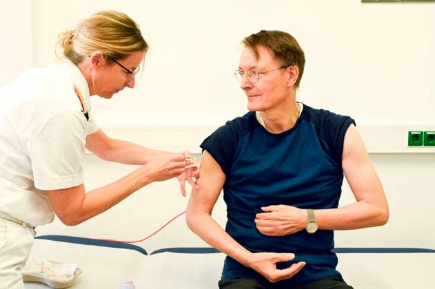 Bilder des Jahres 2024, News 10 Oktober News Themen der Woche KW42 News Bilder des Tages Karl Lauterbach lässt sich von Oberstarzt Dr. med. Nicole Müller gemäß STIKO-Empfehlung gegen Influenza und COVID-19 im Bundeswehrkrankenhaus impfen. Berlin, 16.10.2024 *** Karl Lauterbach gets vaccinated against influenza and COVID-19 at the Bundeswehr Hospital by Colonel Dr. Nicole Müller in accordance with STIKO recommendation Berlin, 16 10 2024 Foto:xF.xKernx xFuturexImagex lauterbach_impfen_4009