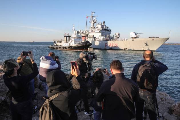 Bilder des Jahres 2024, News 10 Oktober News Themen der Woche KW42 News Bilder des Tages October 16, 2024, Shengjin, Shengjin, Albania: The Italian navy ship Libra arrives at the port of Shengjin to bring the first migrants whose asylum applications will be processed in Albania instead of in Italy, accompanied by UNHCR officials, arrive to centres built in Albania as a European agreement that has sparked criticism across Europe from human rights groups arrive in port of Shengjin, Albania. Shengjin Albania - ZUMAb266 20241016_zip_b266_017 Copyright: xArmandoxBabanix