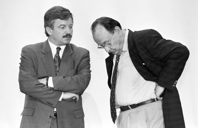 Deutschland, Dortmund, 19.04.1994 Archiv.: 46-31-29 FDP-Landesparteitag Foto: Jürgen Möllemann, FDP-Landesvorsitzender und Hans-Dietrich Genscher FDP-Landesparteitag *** Germany, Dortmund, 19 04 1994 Archive 46 31 29 FDP National Party Conference Photo Jürgen Möllemann, FDP National Chairman and Hans Dietrich Genscher FDP National Party Conference