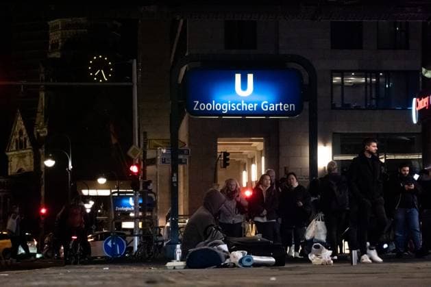 Menschen laufen an einen obdachlosen Mann vor dem Bahnhof Zoologischer Garten in Berlin am 11. Oktober 2024. Zoologischer Garten *** People walk past a homeless man in front of the Zoologischer Garten train station in Berlin on October 11, 2024 Zoologischer Garten