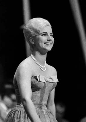 Bärbel Wachholz Schlagersängerin Bärbel Wachholz singt im 6. Amiga Cocktail ihren Titel Silberner Stern mit Begleitung von Gerd Natschinski und seinem Orchester in Ost Berlin, DDR um 1959. Ost-Berlin Friedrichstadt-Palast Berlin Deutsche Demokratische Republik Copyright: TassiloxLeher LEH_91010000270 Nur redaktionelle Nutzung. Editorial usage only. EDITORIAL USE ONLY