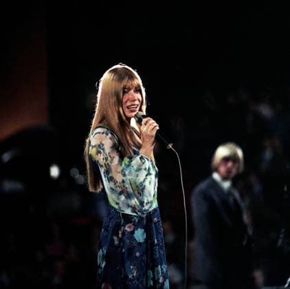 Katja Ebstein Die westdeutsche Sängerin Katja Ebstein singt bei einem Auftritt in der Fernsehshow Ein Kessel Buntes im Fernsehen der DDR ihren Song Wunder gibt es immer wieder , Ost Berlin 1972. Ost-Berlin Friedrichstadt-Palast Berlin Deutsche Demokratische Republik Copyright: TassiloxLeher LEH_91010000281 Nur redaktionelle Nutzung. Editorial usage only. EDITORIAL USE ONLY